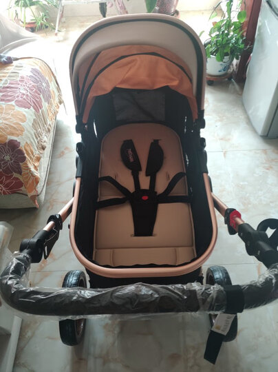 我家小宝宝躺上去直接乐开了花,车子非常不错,很宽敞