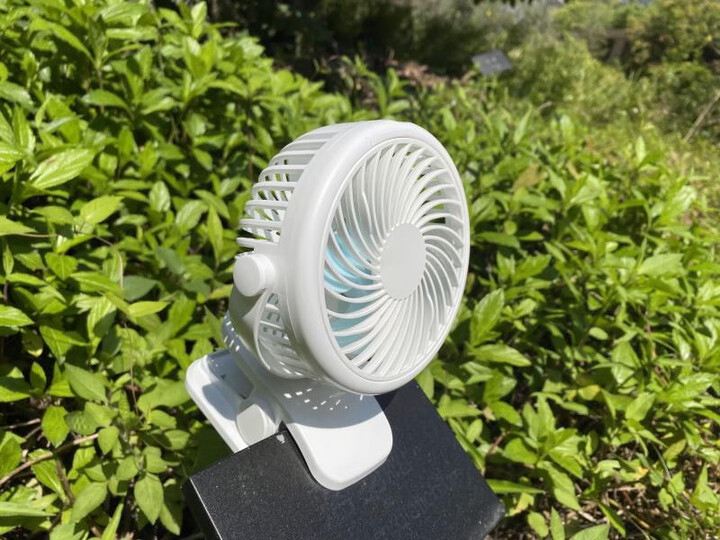 "小风扇做工精细,很有质感拿在手上有份量,扇叶风力足,静音效果也很好