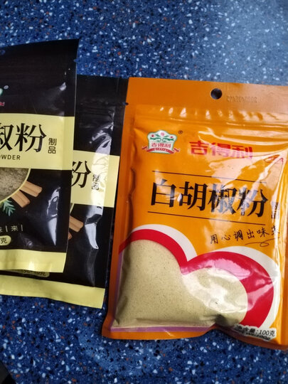 黑胡椒粉袋装的,粉末比较细腻不是那种颗粒状态!味道儿很浓郁悠长!