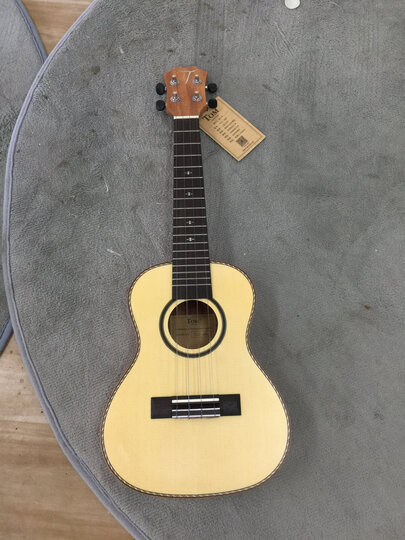 汤姆(tom):"非常不错,感谢商家送的小礼物,昨天收到的,弹了几下,挺不