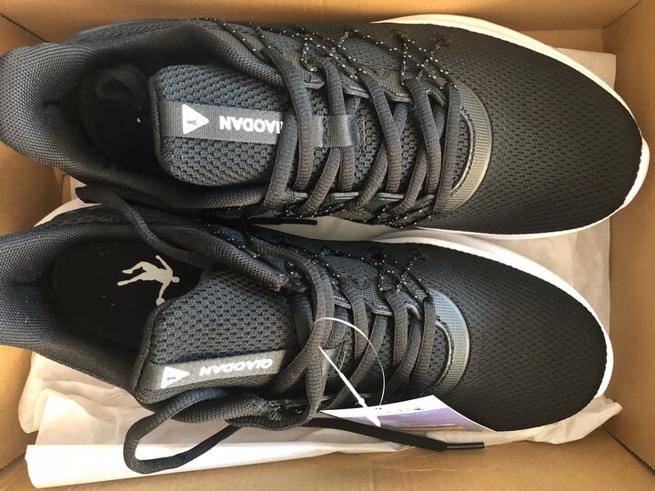 乔丹:"非常棒!鞋底很软,鞋超级轻,颜值很高,好看!