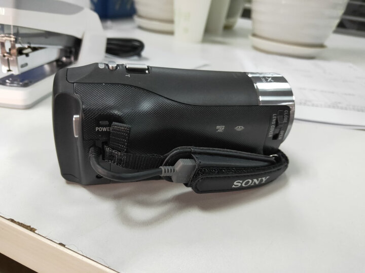 sonyhdr-cx405:"外形外观:外观精致,轻便好携带.操作难易:操作简单.