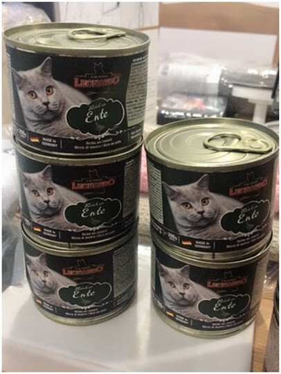 今天打开了一罐猫咪特别爱吃, 一次给它吃半罐,隔几天吃一次给猫猫解
