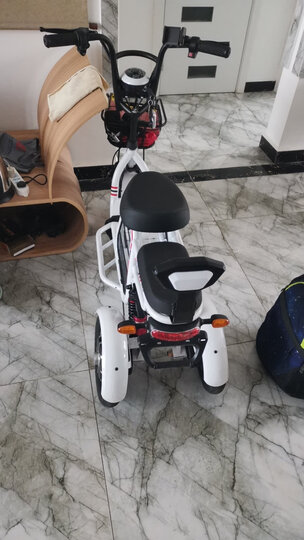 琦利魅族:"顺丰快递速度很快,电动车外形小巧可爱,不像普通的老年车