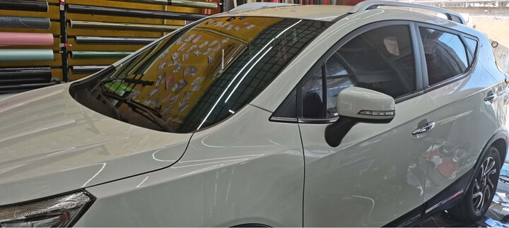 瑞盾r6家用经济款淡蓝前挡 中黑侧后:"车膜整体效果不错,透光率很高