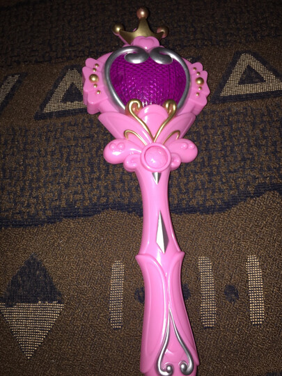 这个魔法棒外观设计漂亮可爱颜色搭配很好看声音清晰大小合适不刺耳