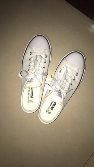 回力(warrior):"鞋子很好看,是挺普通白色帆布鞋样式,不显脚大,穿着挺