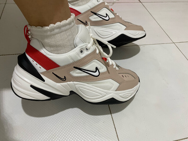 耐克(nike):"外观颜值:m2k这个配色也太好看啦～很适合女生～温柔的