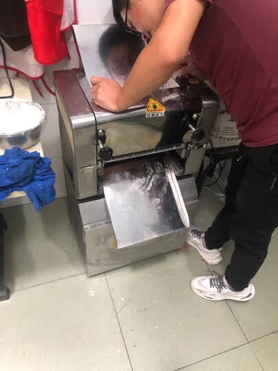 今天收到压面机安装好正在打扫卫生老公说这是他想要的机器解放双手嘛