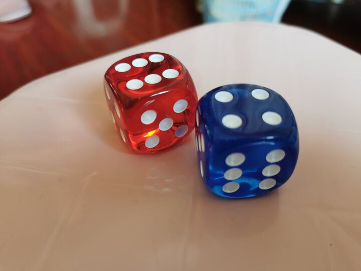 御圣:"之前买了个飞行棋,骰子太小,经常丢,而且怕小朋友吃到嘴了,就买