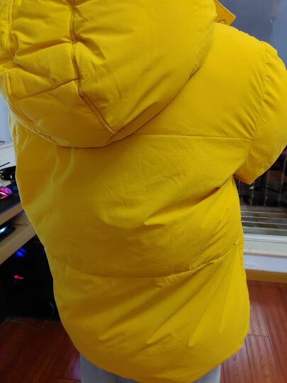 衣服很厚,冬天穿起来应该很暖和.