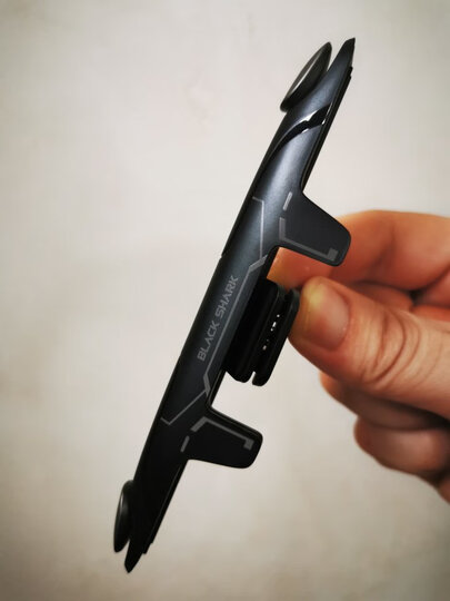 黑鲨电竞手游肩键:"没到货之前,怕长度 长了,因为我是小号p30手机