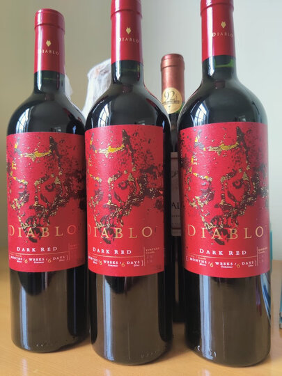 concha y toro葡萄酒:"这款酒是来自智利的干露红魔鬼系列干红葡萄酒.