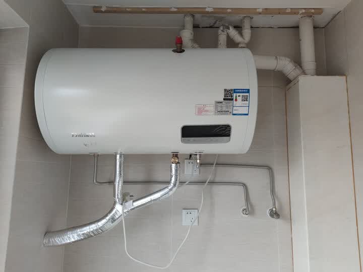 力诺瑞特阳台壁挂太阳能热水器:"不错的壁挂太阳能热水器,前天6号晚上