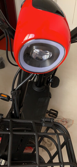 爱玛小蜜豆:"艾玛电动车,大品牌,高配置,led大灯和尾灯,看起来很上