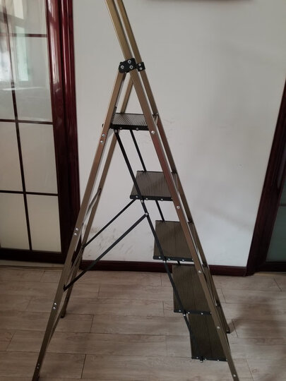 肯泰铝合金梯子,香槟五步梯,手感好,颜值高,站上非常稳,非常满意,五星