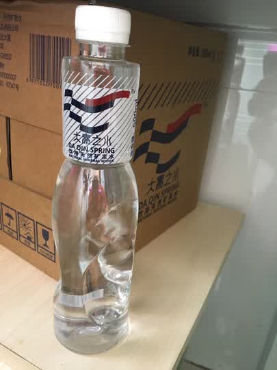 大秦之水矿泉水330ml*24:"这个水是瓶装的,小包装330毫升.