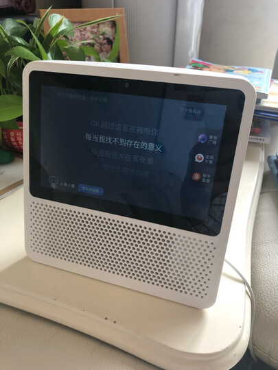 小度小度在家1s:"外观非常漂亮,白色很大气,做工也很精细,屏幕很大