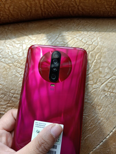 5g):"这款手机手感摸起来特别好,是个裸机,没有耳机和钢化膜,买的红色