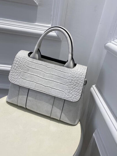 劳斯尼亚(rollsnea):"包包拿手上就觉得跟上档次,做工也相当精细背上