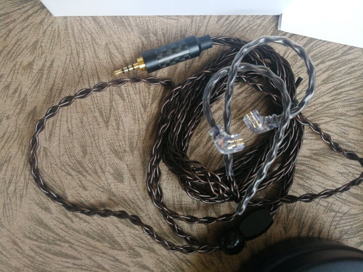 trnvx:"刚刚收到,包装很精美,耳机和2.