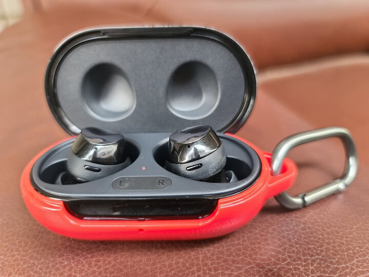 三星galaxy buds :"做工质感:图片看起来满满的塑料感,实际到手很精致