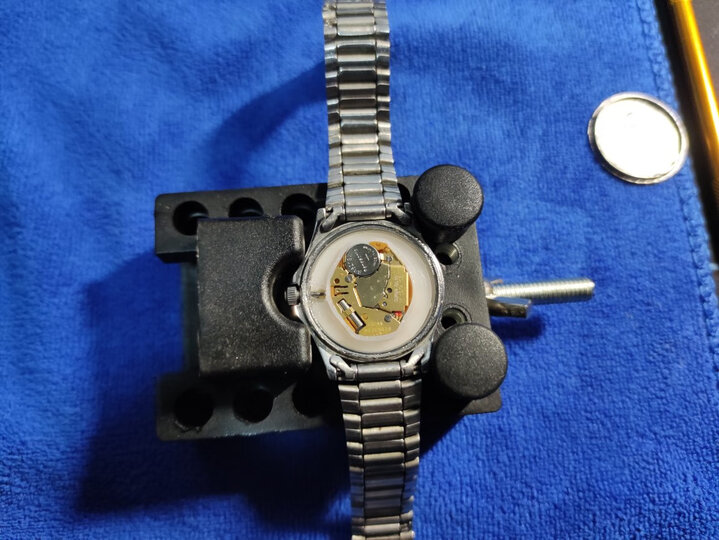 手表后盖好拆不好装.试了很多办法.