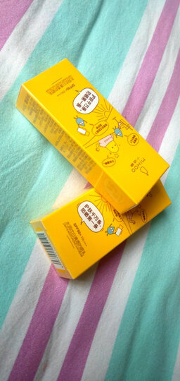 小迷糊防晒霜:"上脸很服帖 ,不会有那种油油的感觉 ,真的是对油性皮肤