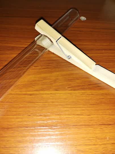 商品收到了,满意试管夹是竹制的,夹起我这直径20mm的试管刚刚好,挺