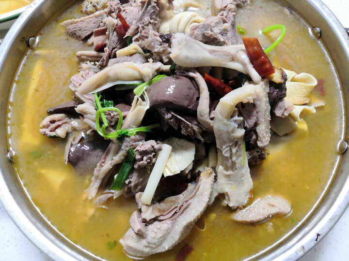 加点配菜,满满的一大锅,真的很诱人,吃的很过瘾,这个鹅块火锅真的很棒