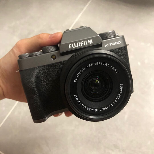 富士(fujifilm)富士xt200:"快递挺快的,刚到手看了看配件啥的,很喜欢