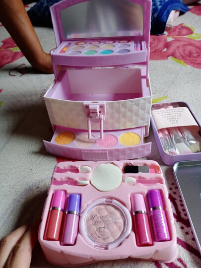 孩子的化妆盒收到了,很漂亮,包装的也很高大上,孩子很喜欢,以后还会