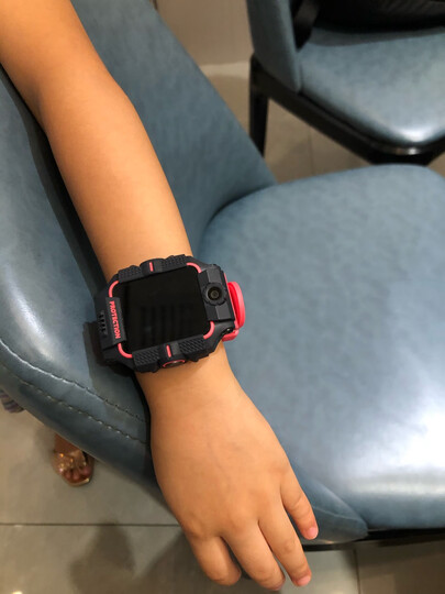 小天才xtc z5pro:"手表好看,女儿特别喜欢,一买回来就爱不释手的,质量