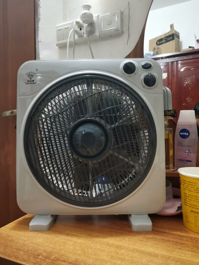 风扇总体还不错,风力挺大的,而且很轻,希望能够耐用些