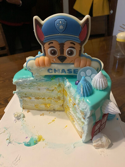 蛋糕不甜腻,阿奇生动.