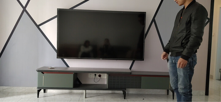 康佳(konka)led70u5:"外形外观:金属黑色窄边框,还是铝合金材质的