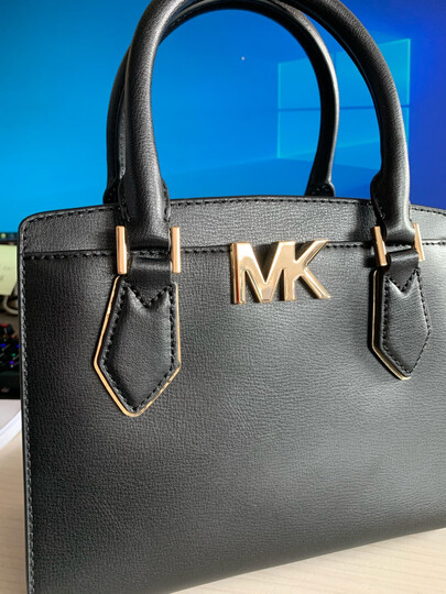 科尔斯(michael kors):"老公送的礼物,包包很百搭,简单大方,很喜欢"