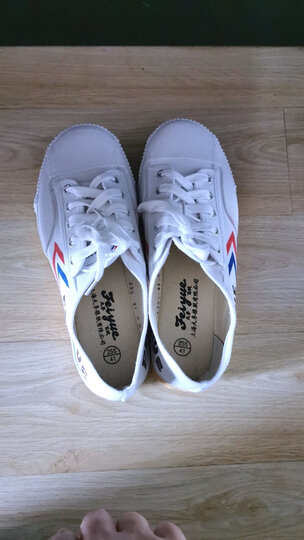 飞跃(feiyue):"鞋子不错,鞋底很软包裹性很好,穿着感觉不错,一家三口