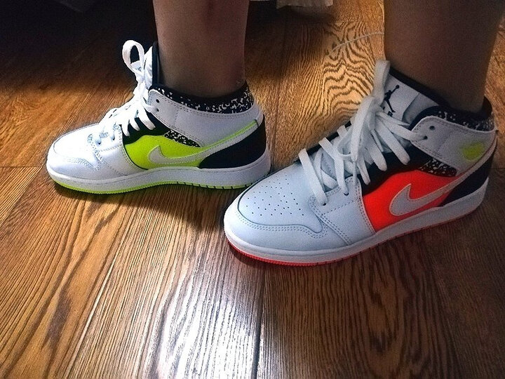 很酷的一双鞋,在实体店试了后再购买的.很赞!好