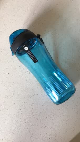 乐扣乐扣 夏季塑料水杯 便携男女学生运动水杯 手提水壶 带挂绳 550ml