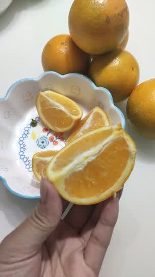 一口气吃了两个这个橙子水分很足很甜我儿子也爱吃吃完这些我还要回购