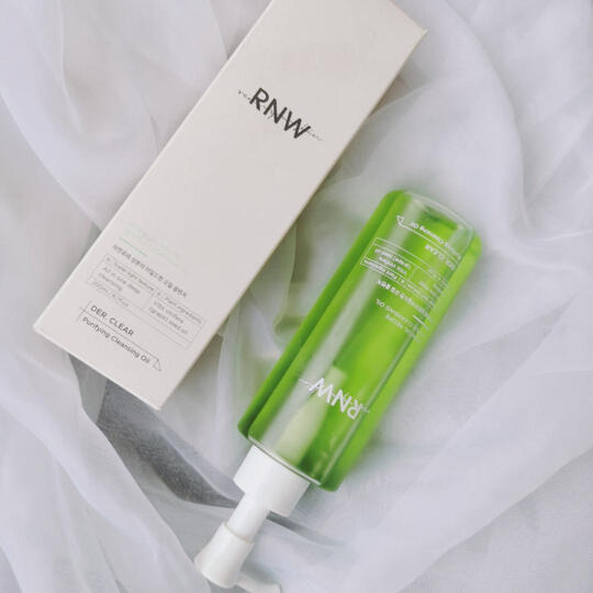 如薇(rnw):"卸妆油质量很好,卸妆很清爽,也不会泛红,卸的很干净,它