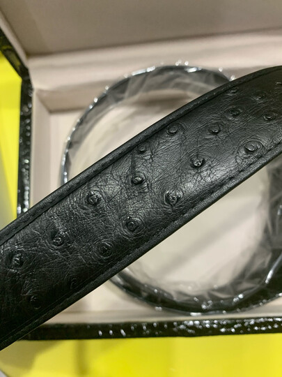 非常低调奢华鸵鸟皮皮带,底层是牛皮的,包装是礼盒套装,皮带还是挺不