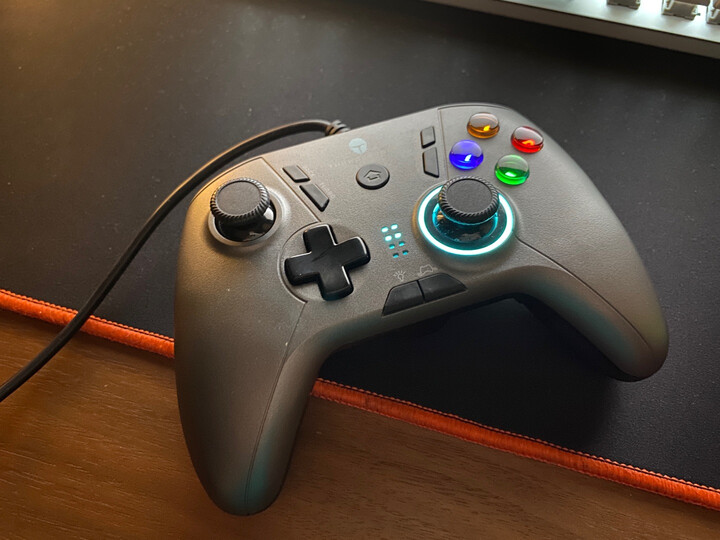 雷神雷神战斧g30游戏手柄:"挺满意的,很轻,震动反馈很够力,win10直接