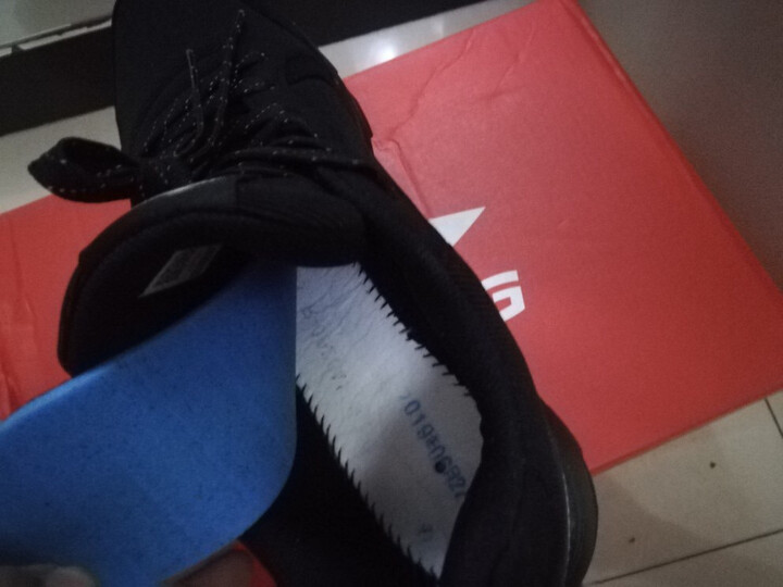 李宁(li-ning):"爱吃购买了第一双穿了一年多了,鞋底减震效果好,穿着