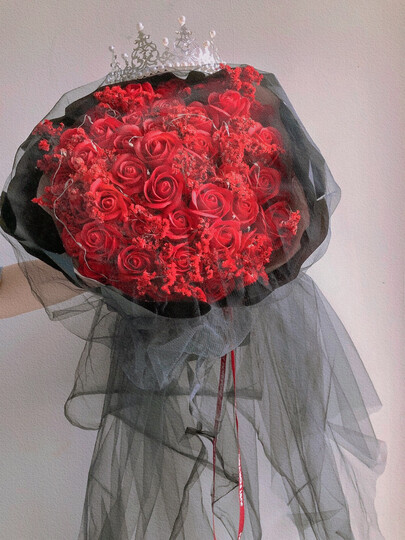 im hua hua51朵红色圆形大花束:"产品很好,非常大的花束,满天星客服