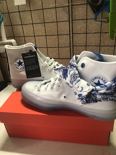 匡威(converse):"实物很好看啊 张艺兴联名青花瓷配色!