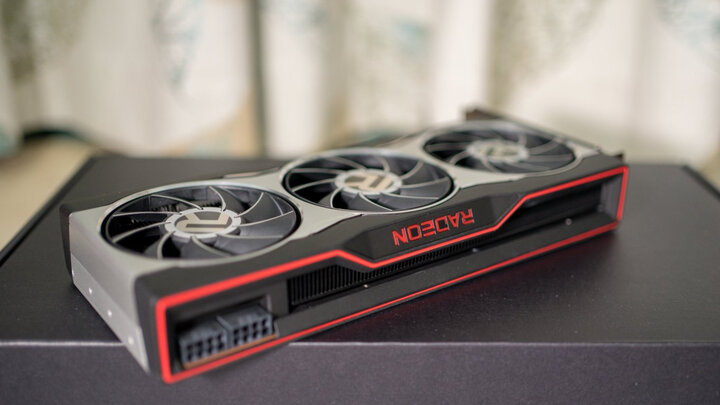 华硕rx6800-16g:"包装保护:居然送败家之眼贴纸,显卡简直是白送的散热