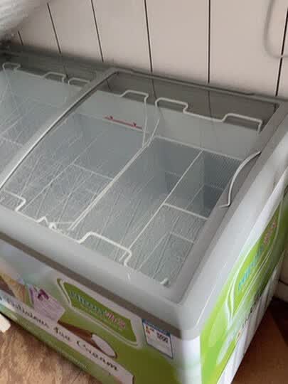 冰柜很好,里面的货框可以分隔开,能装很多东西,也很方便,是和路雪同款