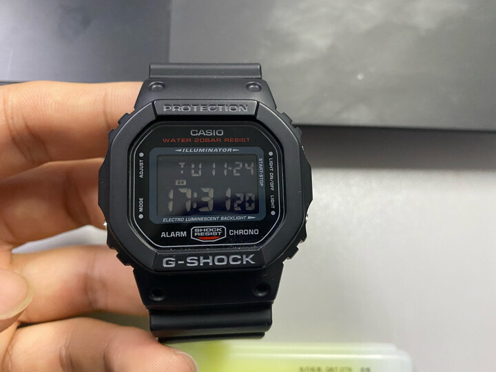 卡西欧dw-5600hr-1pr:"做工精美:很不错计时准确:电子表走时就不用说